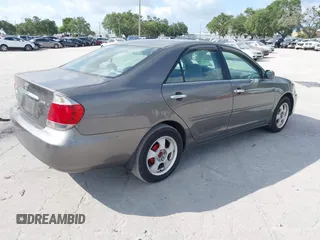 2005 Toyota Camry STD z VIN 4T1BE32K35U978160, wystawiony jako IAAI lot #42368548 z przebiegiem 163 954 mil mil oraz . Historia ofert i sprzedaży dostępna na DreamBid. Obrazek 4.