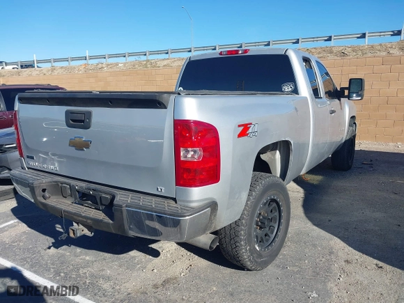 2010 Chevrolet Silverado 1500 LT with VIN 1GCSKSE35AZ261428, listed as a IAAI auction lot 41643928 with 136,282 mi miles. Bid and sale history available at carsss.com. Image 4.