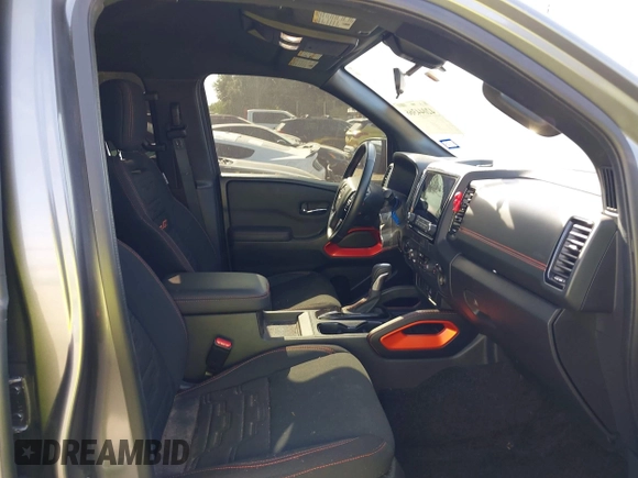 2023 Nissan Frontier Pro-4X z VIN 1N6ED1EK0PN670619, wystawiony jako IAAI lot #42044366 z przebiegiem 26 475 mil mil oraz . Historia ofert i sprzedaży dostępna na DreamBid. Obrazek 5.