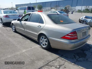 2000 Mercedes-Benz S 320/430/500 z VIN WDBNG70J9YA044313, wystawiony jako IAAI lot #41773427 z przebiegiem Nie podano mil oraz . Historia ofert i sprzedaży dostępna na DreamBid. Obrazek 3.