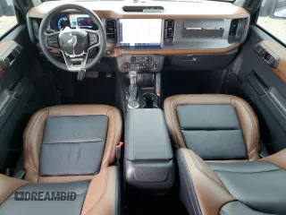 2024 Ford Bronco Outer Banks z VIN 1FMDE8BH6RLA98169, wystawiony jako Copart lot #51036615 z przebiegiem 3 859 mil mil oraz Szkoda całkowita • Salvage title. Historia ofert i sprzedaży dostępna na DreamBid. Obrazek 8.
