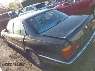1988 BMW 7 Series z VIN WBAGB4318J3209844, wystawiony jako IAAI lot #42133230 z przebiegiem Nie podano mil oraz . Historia ofert i sprzedaży dostępna na DreamBid. Obrazek 3.