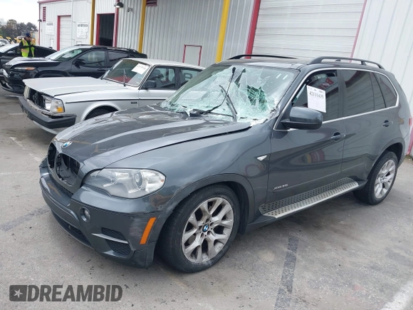2013 BMW X5 xDrive35i z VIN 5UXZV4C57D0E04976, wystawiony jako IAAI lot #42111435 z przebiegiem 160 226 mil mil oraz . Historia ofert i sprzedaży dostępna na DreamBid. Obrazek 2.