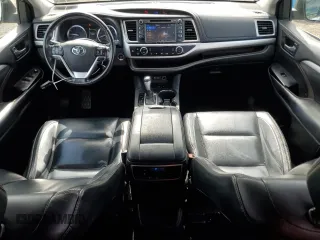 2018 Toyota Highlander SE z VIN 5TDJZRFH7JS866725, wystawiony jako Copart lot #57944005 z przebiegiem 62 177 mil mil oraz Szkoda całkowita • Salvage title. Historia ofert i sprzedaży dostępna na DreamBid. Obrazek 8.