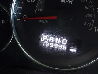 2008 Jeep Commander Sport z VIN 1J8HG48K48C175446, wystawiony jako IAAI lot #42206365 z przebiegiem 199 996 mil mil oraz . Historia ofert i sprzedaży dostępna na DreamBid. Obrazek 7.