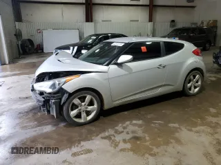 2015 Hyundai Veloster z VIN KMHTC6AD7FU224713, wystawiony jako Copart lot #42815715 z przebiegiem 130 556 mil mil oraz Szkoda całkowita • Salvage title. Historia ofert i sprzedaży dostępna na DreamBid. Obrazek 1.