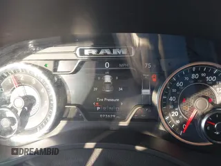 2020 Ram 1500 Laramie z VIN 1C6SRFJT5LN109384, wystawiony jako IAAI lot #42290125 z przebiegiem 73 629 mil mil oraz . Historia ofert i sprzedaży dostępna na DreamBid. Obrazek 7.