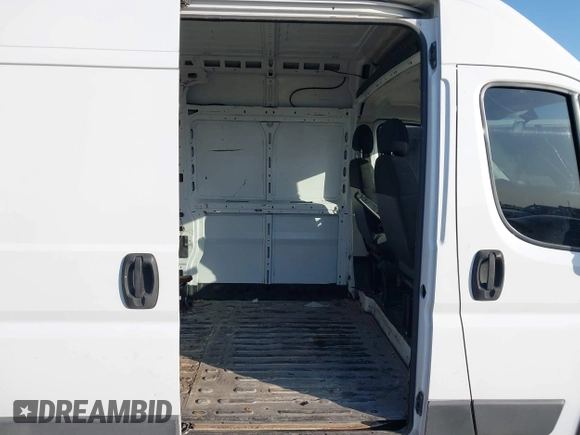 2015 Ram ProMaster Cargo z VIN 3C6TRVDG8FE501040, wystawiony jako IAAI lot #41973468 z przebiegiem 151 465 mil mil oraz . Historia ofert i sprzedaży dostępna na DreamBid. Obrazek 8.