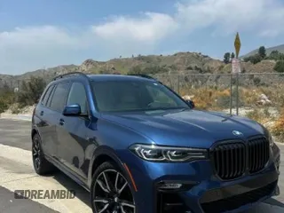2020 BMW X7 xDrive40i z VIN 5UXCW2C06L0E74740, wystawiony jako Copart lot #55679695 z przebiegiem 21 686 mil mil oraz Szkody całkowita. Historia ofert i sprzedaży dostępna na DreamBid. Obrazek 1.
