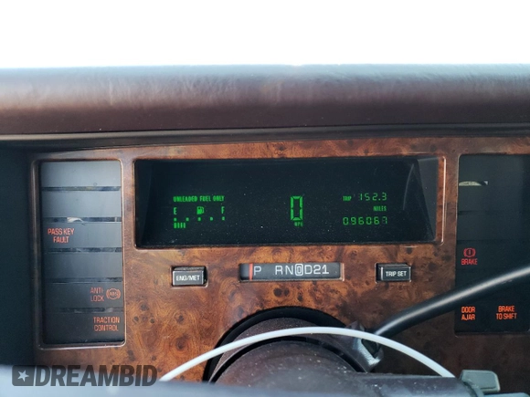 1994 Cadillac Fleetwood z VIN 1G6DW52PXRR704063, wystawiony jako Copart lot #75345394 z przebiegiem 96 067 mil mil oraz Szkoda całkowita • Salvage title. Historia ofert i sprzedaży dostępna na DreamBid. Obrazek 9.