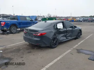 2025 Toyota Camry LE z VIN 4T1DBADK8SU009193, wystawiony jako IAAI lot #41558090 z przebiegiem 8 226 mil mil oraz . Historia ofert i sprzedaży dostępna na DreamBid. Obrazek 4.