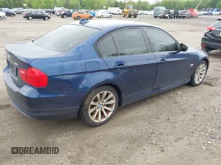 2011 BMW 3 Series 328i xDrive z VIN WBAPK5G51BNN29628, wystawiony jako IAAI lot #42245328 z przebiegiem 177 218 mil mil oraz . Historia ofert i sprzedaży dostępna na DreamBid. Obrazek 4.