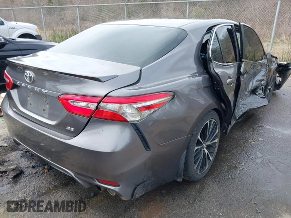 2018 Toyota Camry LE z VIN 4T1B11HK8JU635944, wystawiony jako IAAI lot #41672751 z przebiegiem 174 514 mil mil oraz . Historia ofert i sprzedaży dostępna na DreamBid. Obrazek 4.