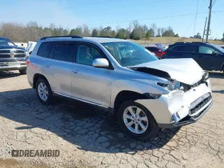 2011 Toyota Highlander z VIN 5TDBK3EH0BS088356, wystawiony jako IAAI lot #41770736 z przebiegiem 228 436 mil mil oraz . Historia ofert i sprzedaży dostępna na DreamBid. Obrazek 1.