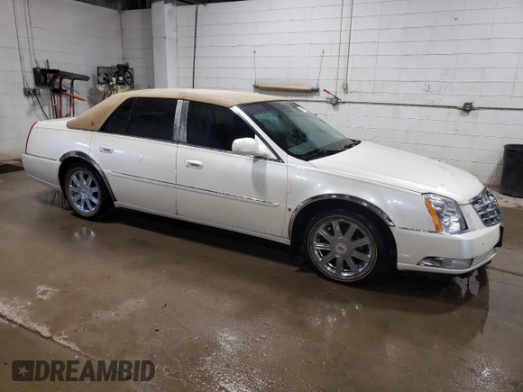 2008 Cadillac DTS 1SA z VIN 1G6KD57YX8U180665, wystawiony jako Copart lot #52109515 z przebiegiem 119 138 mil mil oraz Szkody całkowita. Historia ofert i sprzedaży dostępna na DreamBid. Obrazek 4.