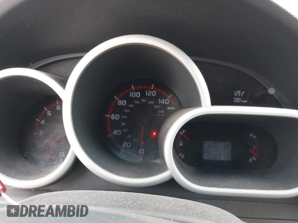 2010 Pontiac Vibe z VIN 5Y2SM6E05AZ403381, wystawiony jako IAAI lot #42402792 z przebiegiem 109 313 mil mil oraz . Historia ofert i sprzedaży dostępna na DreamBid. Obrazek 7.
