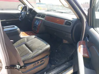 2007 Chevrolet Avalanche LTZ z VIN 3GNFK12347G281010, wystawiony jako IAAI lot #42069798 z przebiegiem 203 042 mil mil oraz . Historia ofert i sprzedaży dostępna na DreamBid. Obrazek 5.