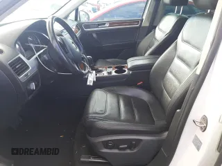 2013 Volkswagen Touareg Exec with VIN WVGEF9BP2DD003995, listed as a Copart auction lot 42577835 with 160,562 mi miles and Clean Title. Bid and sale history available at DreamBid. Image 7.
