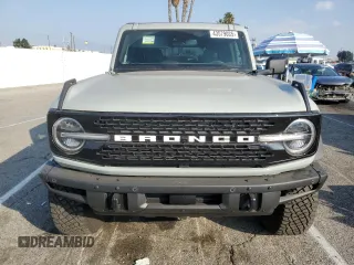 2024 Ford Bronco Wildtrak z VIN 1FMEE2BP8RLA57115, wystawiony jako Copart lot #43579085 z przebiegiem 4951 mil mil oraz Szkody całkowita. Historia ofert i sprzedaży dostępna na DreamBid. Obrazek 5.