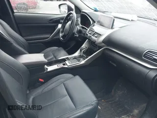 2018 Mitsubishi Eclipse Cross SE z VIN JA4AT5AA3JZ050947, wystawiony jako IAAI lot #41837556 z przebiegiem 42 698 mil mil oraz . Historia ofert i sprzedaży dostępna na DreamBid. Obrazek 5.