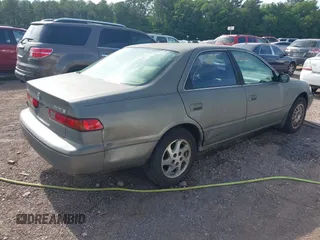 1999 Toyota Camry LE z VIN 4T1BF22K9XU081256, wystawiony jako IAAI lot #42208556 z przebiegiem 236 198 mil mil oraz . Historia ofert i sprzedaży dostępna na DreamBid. Obrazek 4.