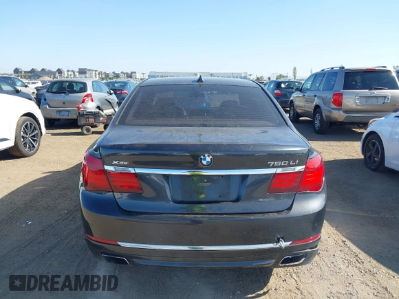2013 BMW 7 Series 750Li xDrive z VIN WBAYF8C58DD141658, wystawiony jako IAAI lot #42327776 z przebiegiem 130 428 mil mil oraz . Historia ofert i sprzedaży dostępna na DreamBid. Obrazek 16.