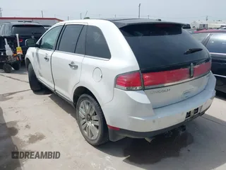 2010 Lincoln MKX z VIN 2LMDJ6JC2ABJ26385, wystawiony jako IAAI lot #42245218 z przebiegiem 238 611 mil mil oraz . Historia ofert i sprzedaży dostępna na DreamBid. Obrazek 3.
