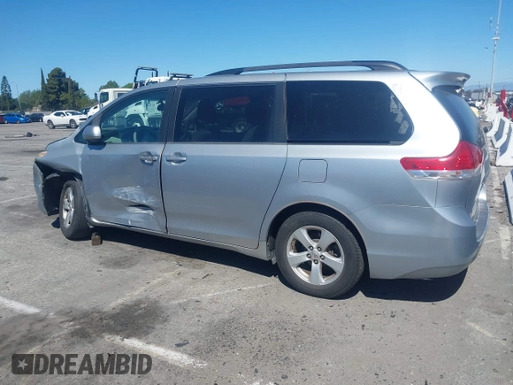 2014 Toyota Sienna LE AAS z VIN 5TDKK3DC9ES453868, wystawiony jako IAAI lot #41816259 z przebiegiem 169 468 mil mil oraz . Historia ofert i sprzedaży dostępna na DreamBid. Obrazek 14.