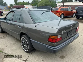 1989 Mercedes-Benz 300 E z VIN WDBEA30D2KB022367, wystawiony jako Copart lot #60087495 z przebiegiem 76 930 mil mil oraz Szkoda całkowita • Salvage title. Historia ofert i sprzedaży dostępna na DreamBid. Obrazek 3.