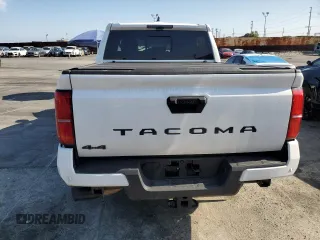 2024 Toyota Tacoma SR5 z VIN 3TMLB5JN0RM008107, wystawiony jako Copart lot #55326695 z przebiegiem 12 722 mil mil oraz Szkoda całkowita • Salvage title. Historia ofert i sprzedaży dostępna na DreamBid. Obrazek 6.