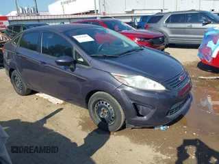 2013 Ford Fiesta S z VIN 3FADP4AJ4DM132151, wystawiony jako IAAI lot #41876295 z przebiegiem 78 363 mil mil oraz . Historia ofert i sprzedaży dostępna na DreamBid. Obrazek 1.