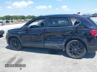 2024 Volkswagen Taos SE z VIN 3VVEX7B20RM047467, wystawiony jako IAAI lot #42290021 z przebiegiem 4 345 mil mil oraz . Historia ofert i sprzedaży dostępna na DreamBid. Obrazek 6.