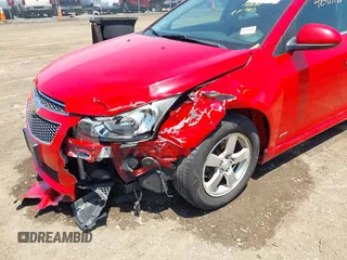 2014 Chevrolet Cruze 1LT z VIN 1G1PC5SBXE7230301, wystawiony jako IAAI lot #42403785 z przebiegiem 141 630 mil mil oraz . Historia ofert i sprzedaży dostępna na DreamBid. Obrazek 6.