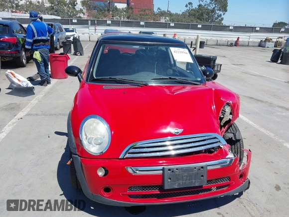2005 MINI Hardtop z VIN WMWRC33485TJ65604, wystawiony jako IAAI lot #42239566 z przebiegiem 145 149 mil mil oraz . Historia ofert i sprzedaży dostępna na DreamBid. Obrazek 12.