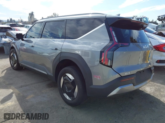 2024 Kia EV9 Wind z VIN KNDAFFS52R6023305, wystawiony jako IAAI lot #41582609 z przebiegiem 23 941 mil mil oraz . Historia ofert i sprzedaży dostępna na DreamBid. Obrazek 3.