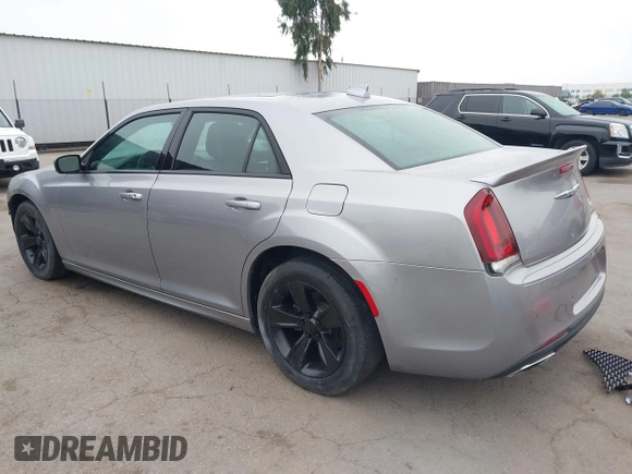 2018 Chrysler 300 S z VIN 2C3CCABG3JH266313, wystawiony jako IAAI lot #42397694 z przebiegiem 79 549 mil mil oraz . Historia ofert i sprzedaży dostępna na DreamBid. Obrazek 3.