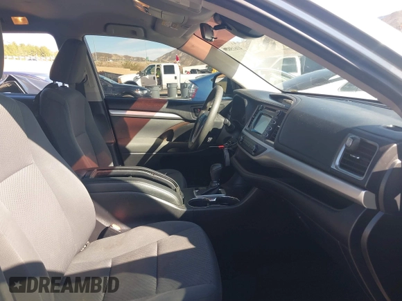 2018 Toyota Highlander LE z VIN 5TDZZRFH1JS287507, wystawiony jako IAAI lot #41615820 z przebiegiem 71 232 mil mil oraz . Historia ofert i sprzedaży dostępna na DreamBid. Obrazek 5.