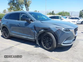 2022 Mazda CX-9 Carbon Edition z VIN JM3TCBDY5N0627176, wystawiony jako IAAI lot #42610288 z przebiegiem 57 512 mil mil oraz . Historia ofert i sprzedaży dostępna na DreamBid. Obrazek 1.