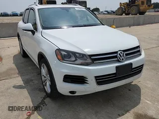 2013 Volkswagen Touareg Exec z VIN WVGEF9BP3DD012463, wystawiony jako Copart lot #57499915 z przebiegiem 104 981 mil mil oraz Szkody całkowita. Historia ofert i sprzedaży dostępna na DreamBid. Obrazek 14.