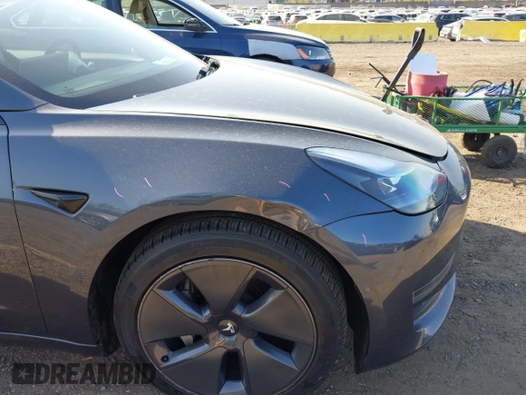 2022 Tesla Model 3 Long Range z VIN 5YJ3E1EB2NF183893, wystawiony jako IAAI lot #42130396 z przebiegiem 25 552 mil mil oraz . Historia ofert i sprzedaży dostępna na DreamBid. Obrazek 19.