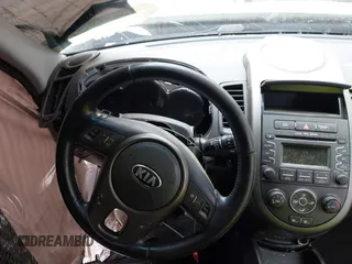 2013 Kia Soul + z VIN KNDJT2A63D7754484, wystawiony jako IAAI lot #42011255 z przebiegiem 219 117 mil mil oraz . Historia ofert i sprzedaży dostępna na DreamBid. Obrazek 20.