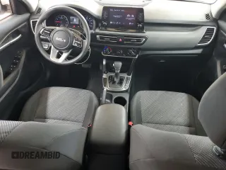 2023 Kia Seltos LX z VIN KNDEPCAA6P7362944, wystawiony jako Copart lot #53048395 z przebiegiem 48 646 mil mil oraz Szkoda całkowita • Salvage title. Historia ofert i sprzedaży dostępna na DreamBid. Obrazek 8.