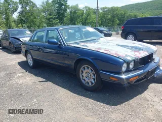 2000 Jaguar XJ z VIN SAJDA14C6YLF15351, wystawiony jako IAAI lot #42407275 z przebiegiem 93 300 mil mil oraz . Historia ofert i sprzedaży dostępna na DreamBid. Obrazek 1.