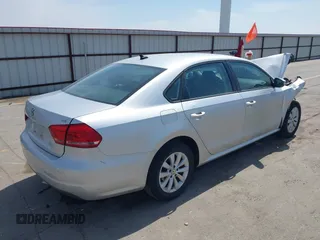 2015 Volkswagen Passat Limited Edition Edition z VIN 1VWAT7A3XFC015946, wystawiony jako IAAI lot #42060329 z przebiegiem 162 981 mil mil oraz . Historia ofert i sprzedaży dostępna na DreamBid. Obrazek 4.