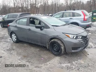 2024 Nissan Versa S z VIN 3N1CN8DV5RL896575, wystawiony jako IAAI lot #41638500 z przebiegiem 5 549 mil mil oraz . Historia ofert i sprzedaży dostępna na DreamBid. Obrazek 1.
