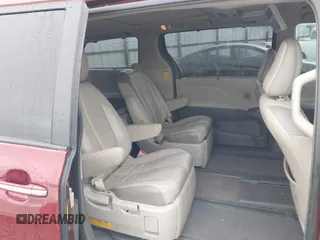2014 Toyota Sienna XLE z VIN 5TDYK3DC9ES425398, wystawiony jako IAAI lot #41551678 z przebiegiem 224 667 mil mil oraz . Historia ofert i sprzedaży dostępna na DreamBid. Obrazek 8.