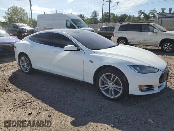 2014 Tesla Model S 60 z VIN 5YJSA1H19EFP37392, wystawiony jako Copart lot #57347625 z przebiegiem Nie podano mil oraz Szkoda całkowita • Salvage title. Historia ofert i sprzedaży dostępna na DreamBid. Obrazek 4.