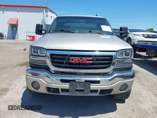 2005 GMC Sierra 2500HD Work Truck with VIN 1GTHC23U95F806475, listed as a IAAI auction lot 42314232 with Not provided miles and . Bid and sale history available at DreamBid. Image 12.