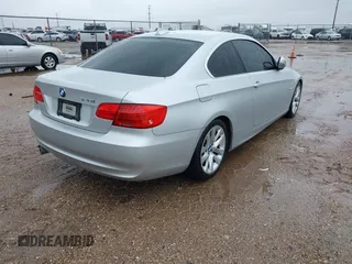 2011 BMW 3 Series 328i с VIN WBAKE3C50BE557626, выставлен на аукционе IAAI как лот 42187609 с пробегом 126 037 миль миль и . История ставок и продаж доступна на DreamBid. Изображение 4.