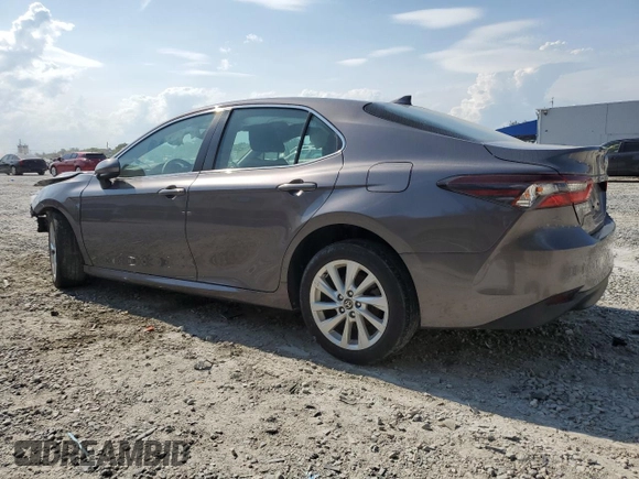 2023 Toyota Camry LE z VIN 4T1C11AK5PU757393, wystawiony jako Copart lot #57822715 z przebiegiem 26 616 mil mil oraz Czysty tytuł • Clean title. Historia ofert i sprzedaży dostępna na DreamBid. Obrazek 2.